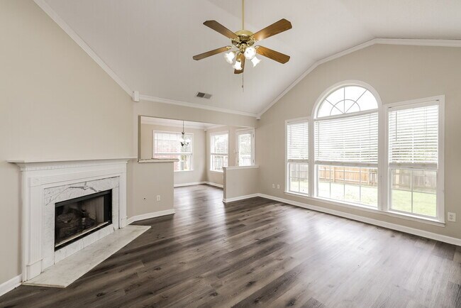 Building Photo - 490 Bruins Trce