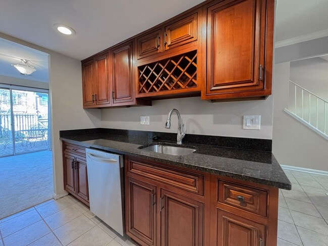 Building Photo - Relaxing 3 Bed 2 Bath Brick Townhome With Fenced Yard In Beautiful Franconia Commons