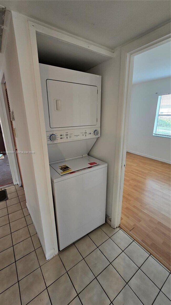 Building Photo - 871 NE 207th Ln