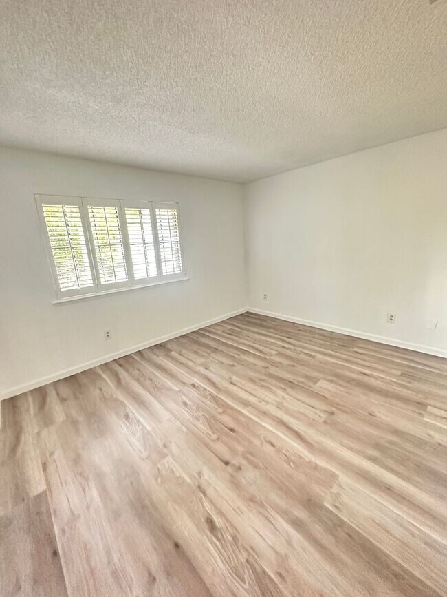 Building Photo - 1211 Cedar Tree Wy