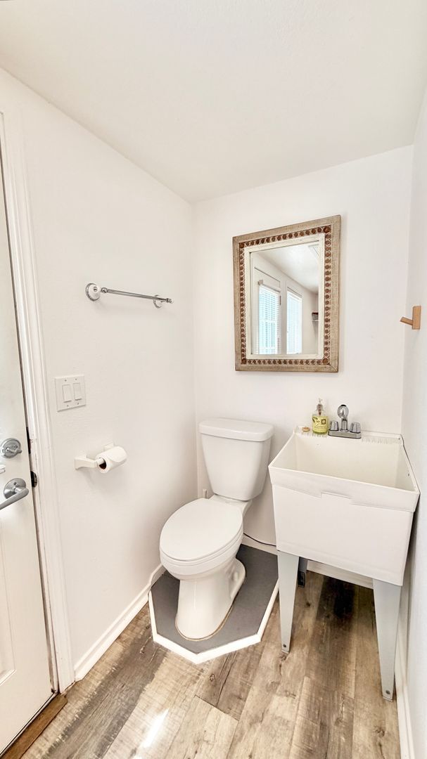 Building Photo - Darling Single Story Home, Blocks from the Beach, Amazing Location, & Close to Everything!