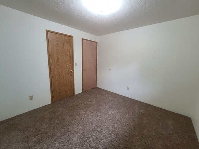 Building Photo - 3Bd/2Ba Single Story House - Available to ...