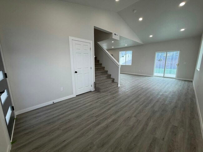 Building Photo - 1814 N Coach Ln