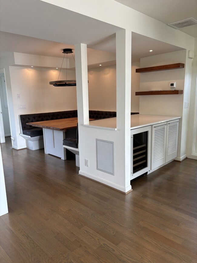 Building Photo - 350 Causeway Dr