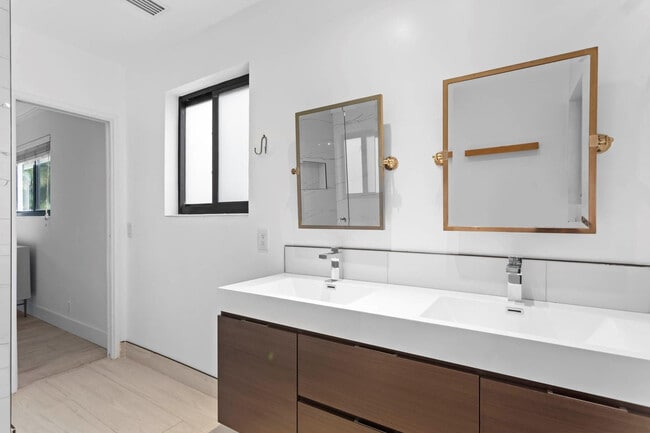 Building Photo - 715 NE 25th Ave