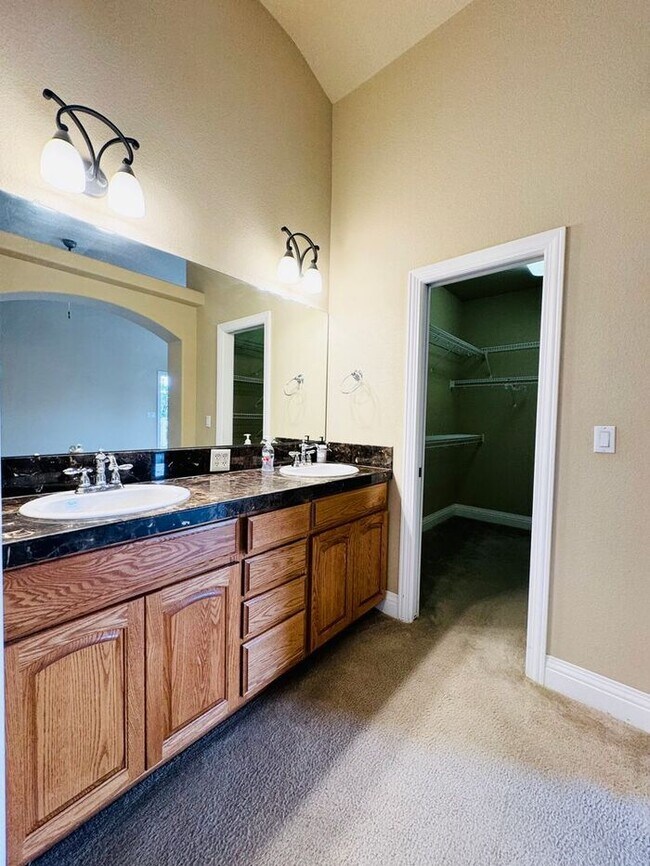 Building Photo - Stunning Executive 4 Bedroom 2 Bath Home i...