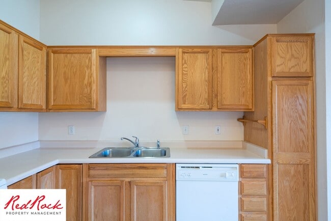 Building Photo - Enjoy Scenic Ivins Living – 3-Bed, 2-Bath ...