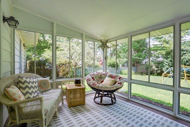 Building Photo - Charming West Side Single Family Home with Mid Century Modern feel