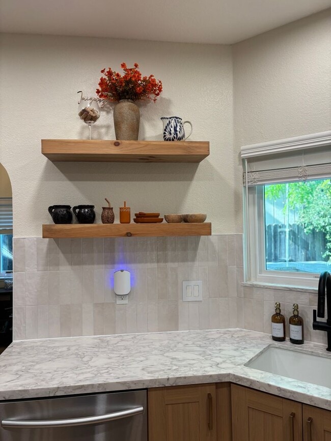 Building Photo - 879 Fall River Trail