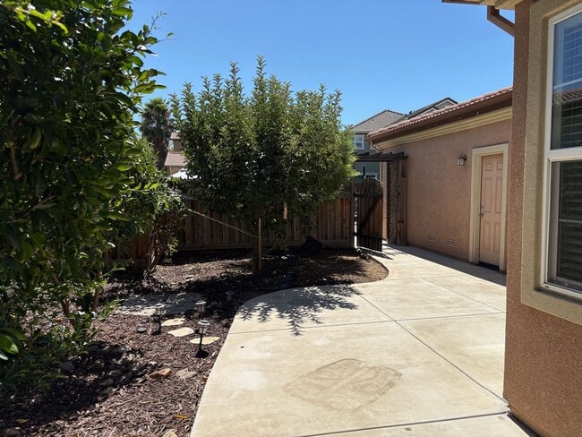 Building Photo - 1/2 off ONE months rent special