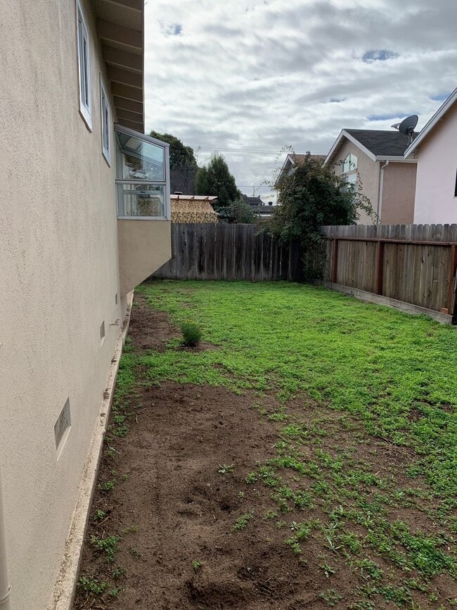 Building Photo - Great 3 Bedroom 1 and 1/2 Bath House in Se...