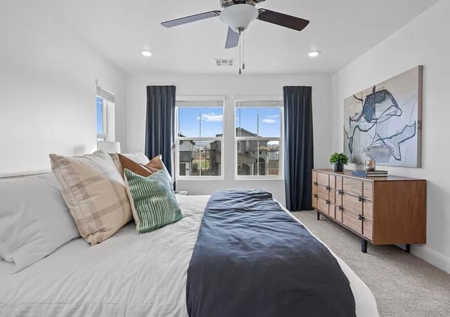 Building Photo - 3 Bedroom Desert Color Townhome!!