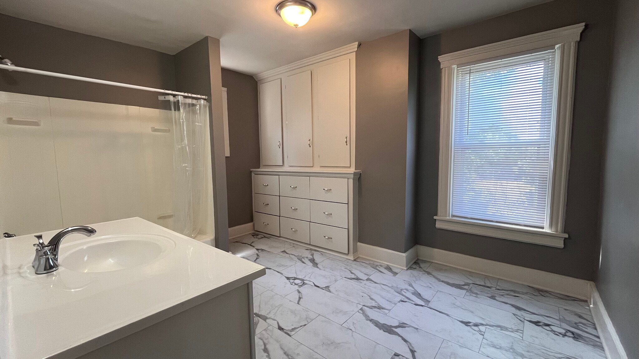 Very large bathroom - 2366 E 85th St