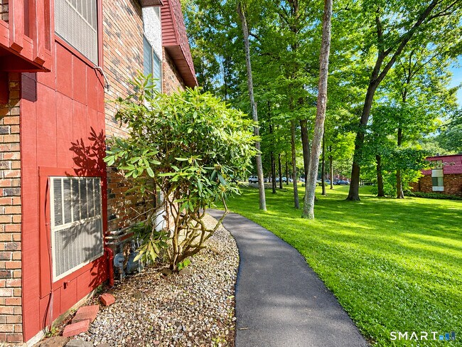 Building Photo - 10 Woodsedge Dr