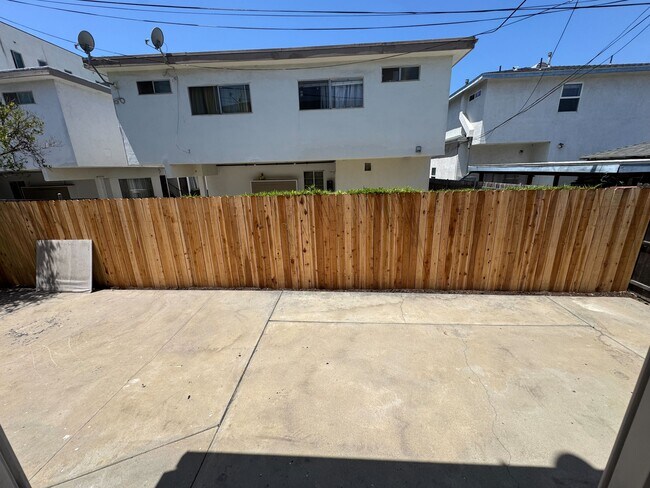 Building Photo - 3707 Kelton Ave