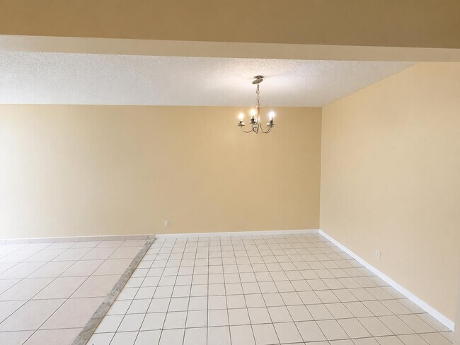 Building Photo - 4125 Woodside Dr