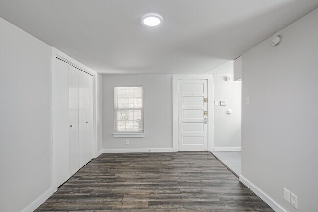 Building Photo - A Stunning, Updated Home in the heart of Dallas