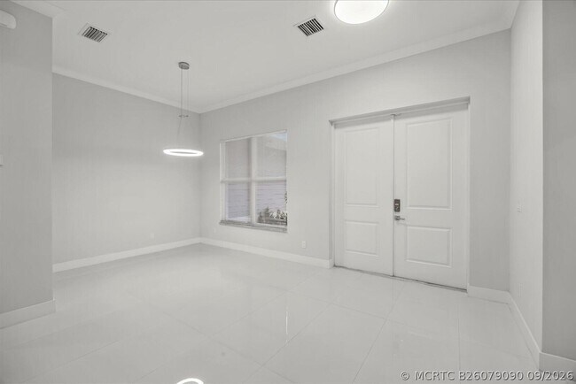 Building Photo - 419 SW Namoit Pl