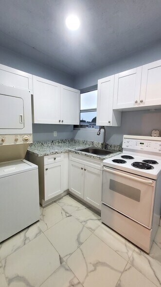 Building Photo - 8613 Beekman Dr