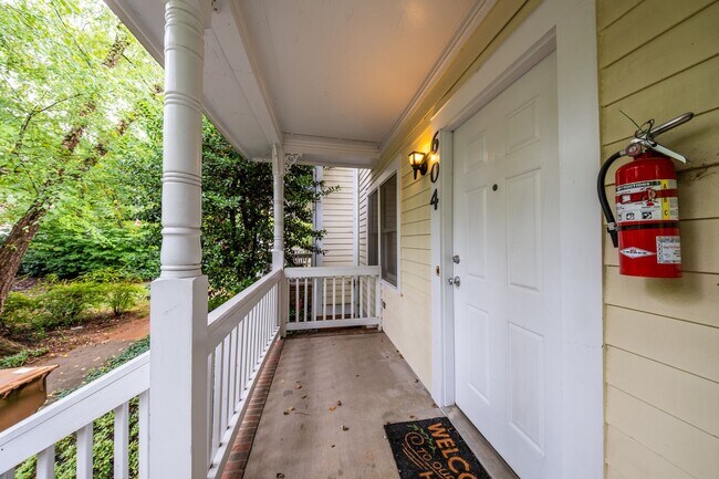 Building Photo - Charming 2-Bedroom Townhome in College Hill – Available Now!
