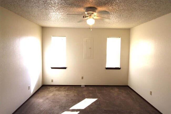 Building Photo - 316 Falcon Ct
