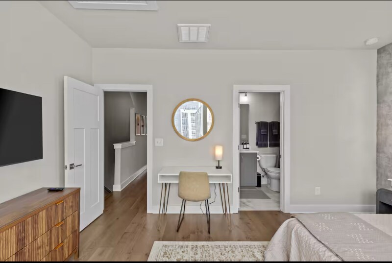 Building Photo - 2115 Isom St