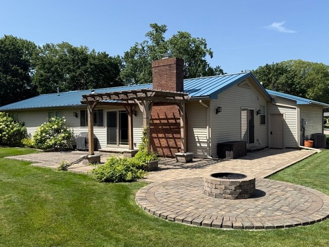 Building Photo - 3002 Meadowbrook Ct