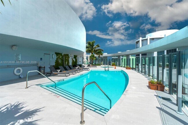 Building Photo - 2831 S Bayshore Dr