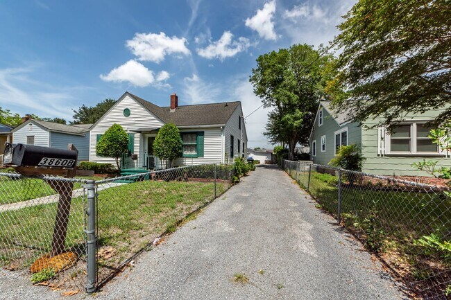 Building Photo - 3860 Chestnut St