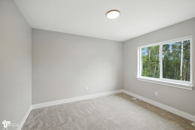 Building Photo - Charming & Updated 4BD/2.5BA!