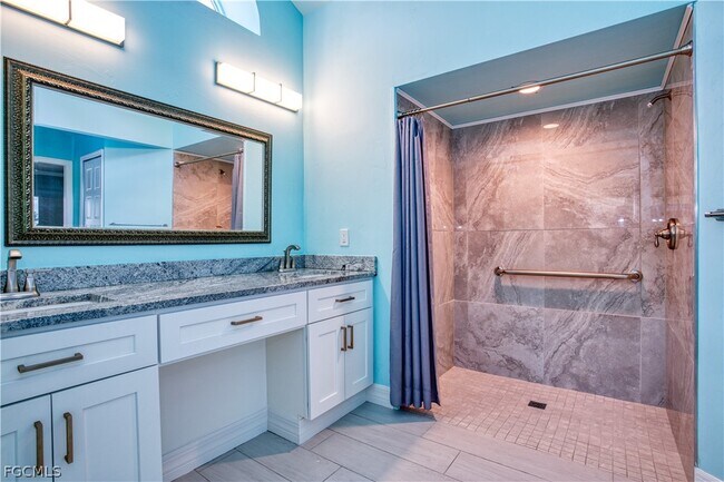 Building Photo - 911 SW 3rd Ave