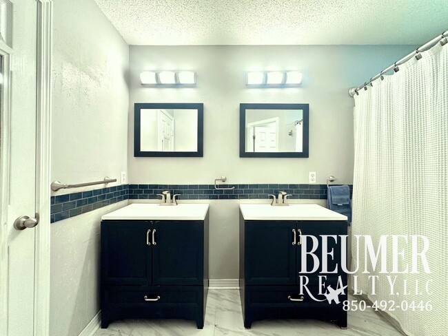 Building Photo - Solar Panel 3bd/2bath Home located Northeast Pensacola