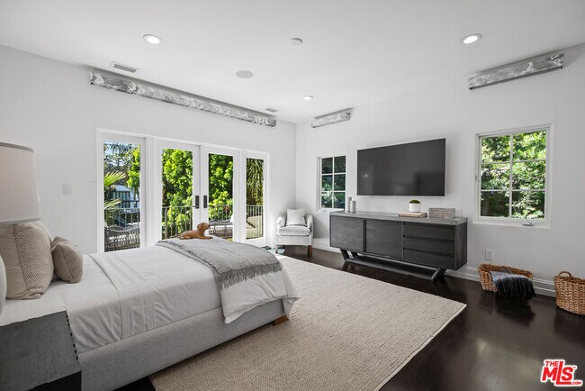 Building Photo - 9928 Toluca Lake Ave