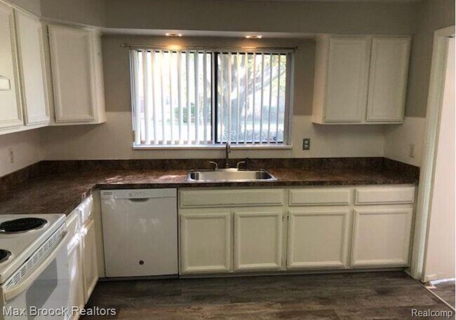 Building Photo - 16255 W Nine Mile Rd