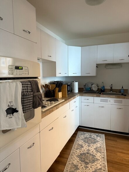 Kitchen - 6301 N Sheridan Rd