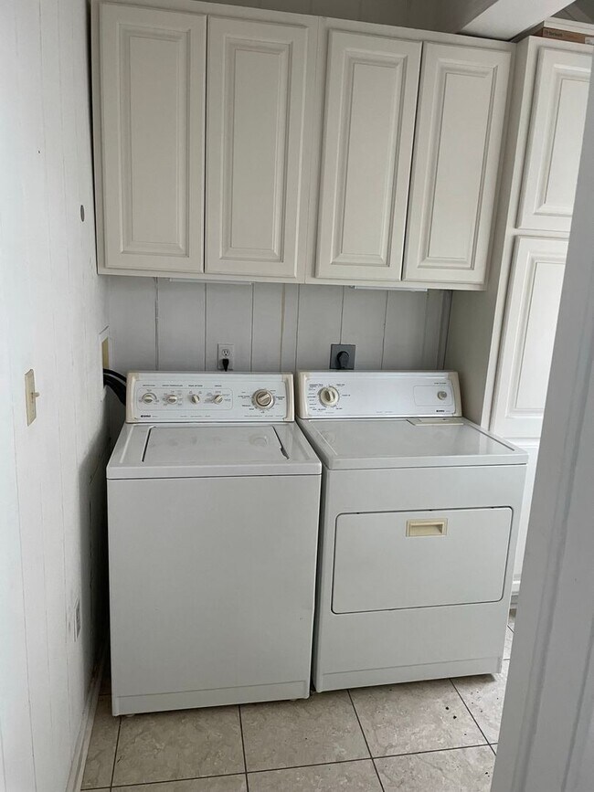 Building Photo - 311-313 N Spring St