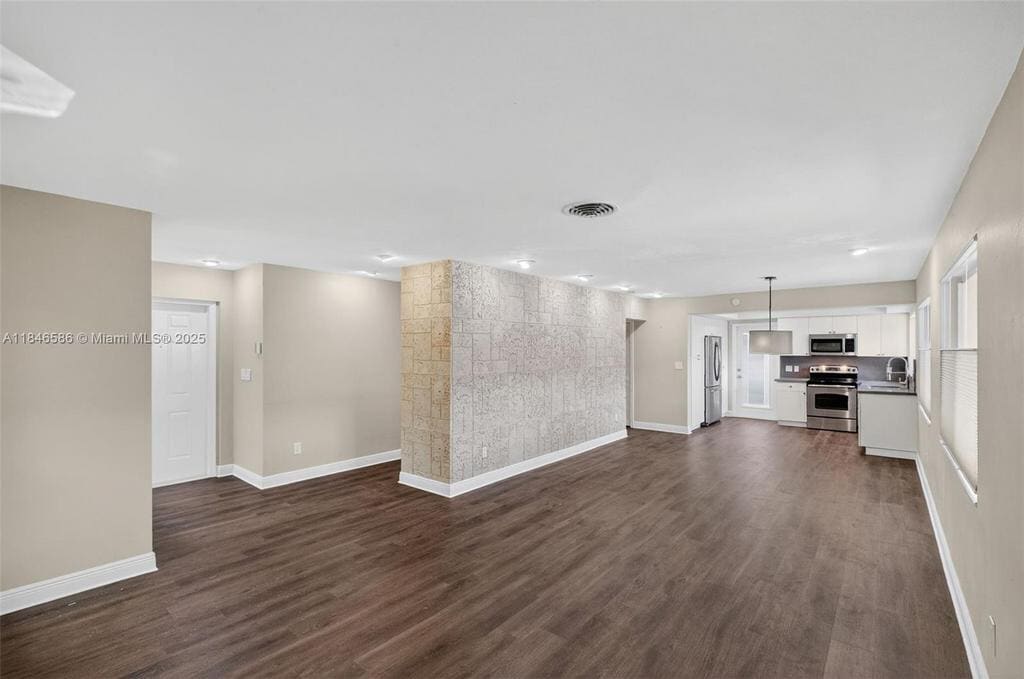 Building Photo - 539 Menendez Ave