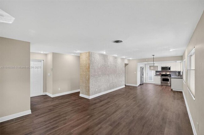 Building Photo - 539 Menendez Ave