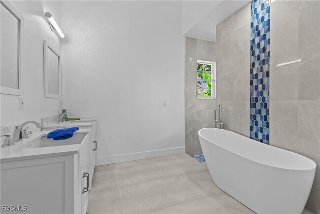 Building Photo - 2417 Cape Coral Pkwy W