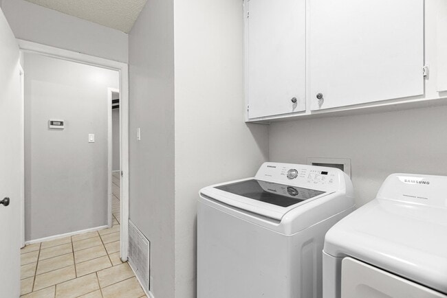 Building Photo - 2405 Emerson Ct