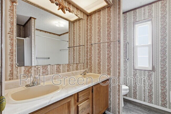 Building Photo - 834 W 138th St S