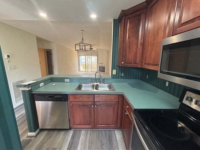 Building Photo - Charming 2 Bedroom Condo Located in York C...
