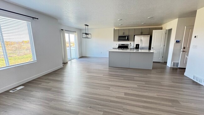 Building Photo - 404 Grassland Dr