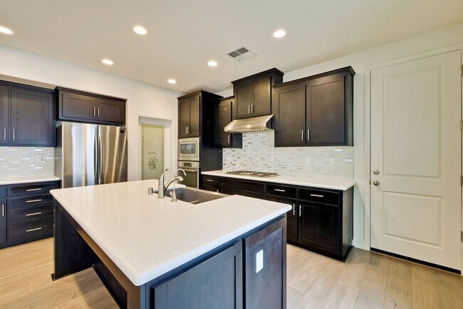 Building Photo - Gorgeous Santa Clara Home with Pool, EV Ho...