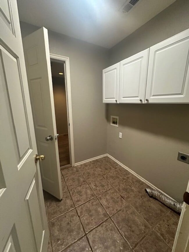 Building Photo - Spacious 4 bd, 2 bath - Converted garage f...