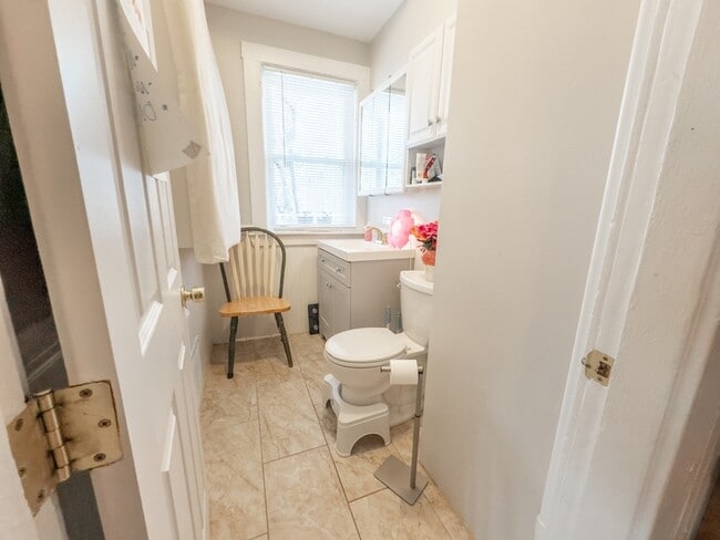 Building Photo - 70 Line St