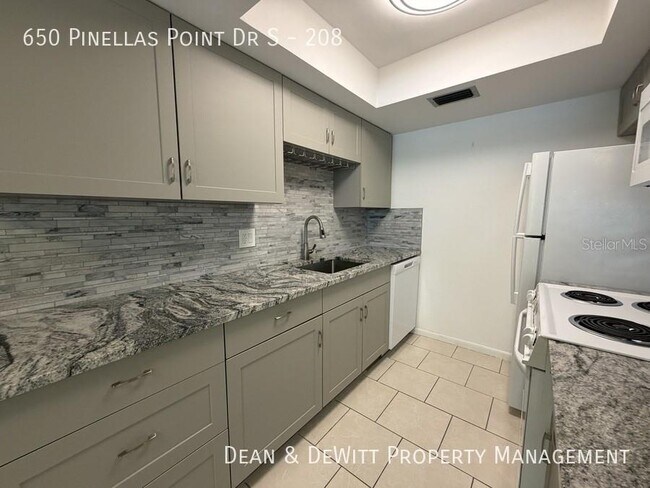 Building Photo - 650 Pinellas Point Dr S
