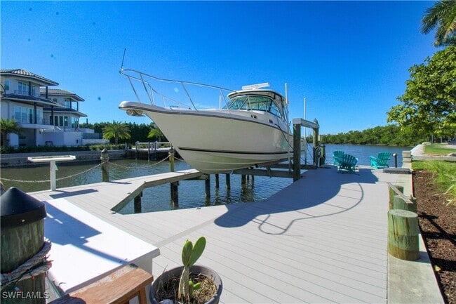 Building Photo - 4879 Esplanade St