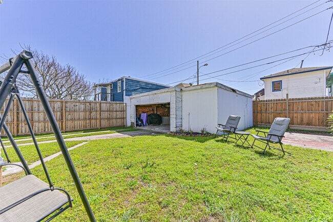 Building Photo - 3519 Avenue R 1/2