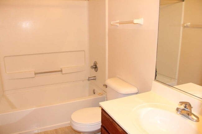 Building Photo - Beautiful 3 Bed/2.5 Bath Townhome Located in Carpentersville!